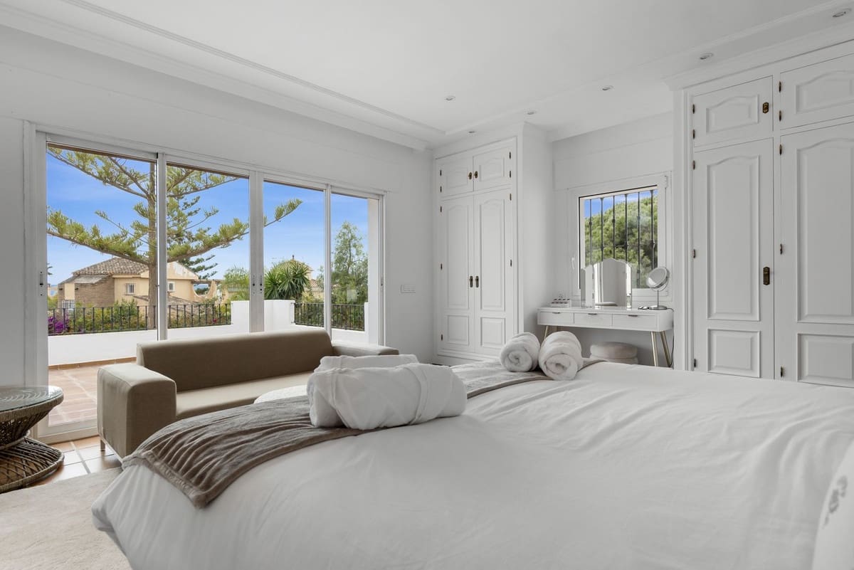 5 bedroom Villa for sale in Marbella with pool garage - € 2,350,000 (Ref: 9451166)