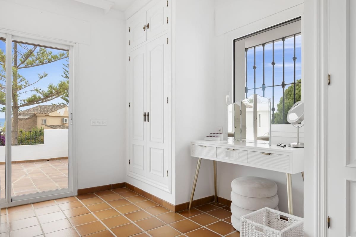 5 bedroom Villa for sale in Marbella with pool garage - € 2,350,000 (Ref: 9451166)