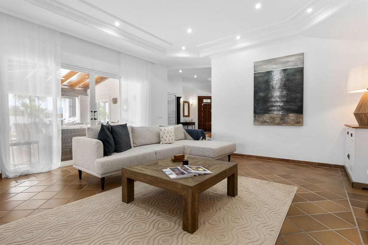 5 bedroom Villa for sale in Marbella with pool garage - € 2,350,000 (Ref: 9451166)