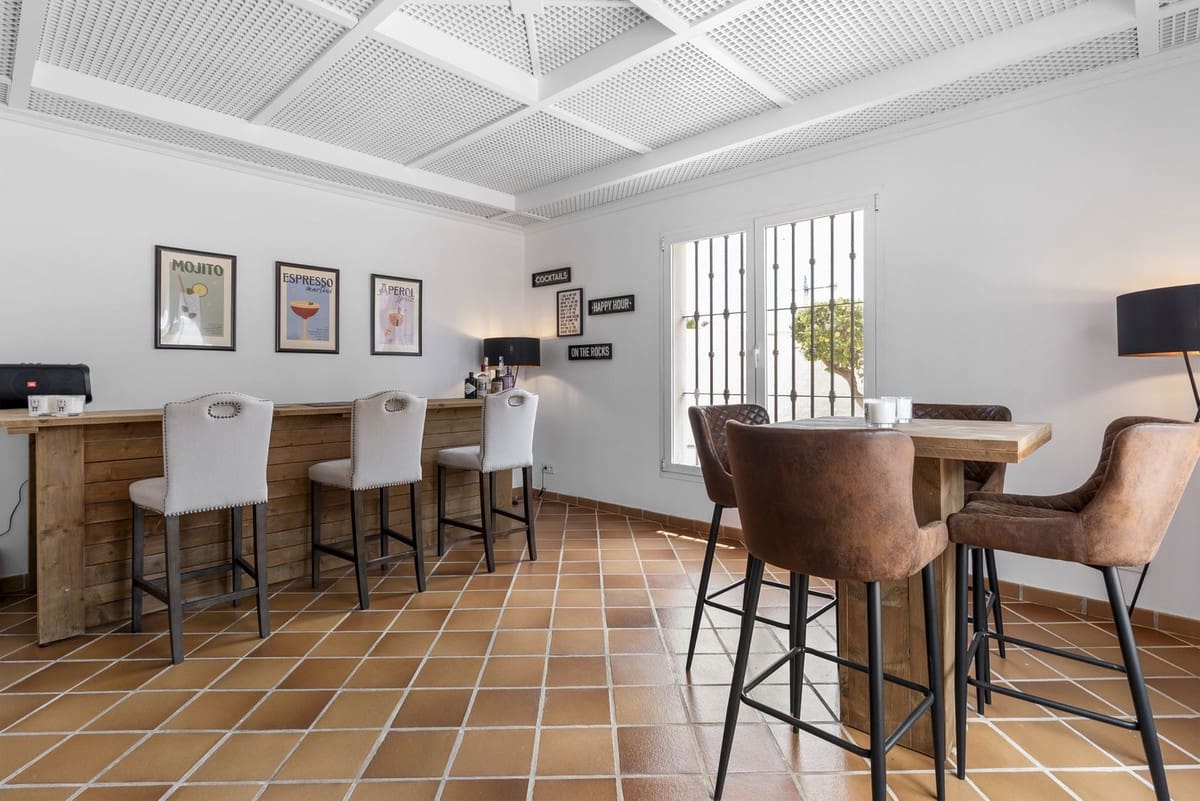 5 bedroom Villa for sale in Marbella with pool garage - € 2,350,000 (Ref: 9451166)