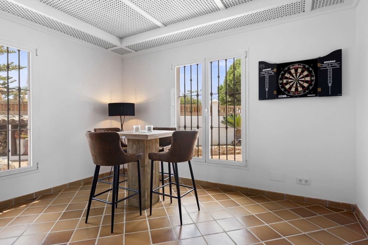 5 bedroom Villa for sale in Marbella with pool garage - € 2,350,000 (Ref: 9451166)