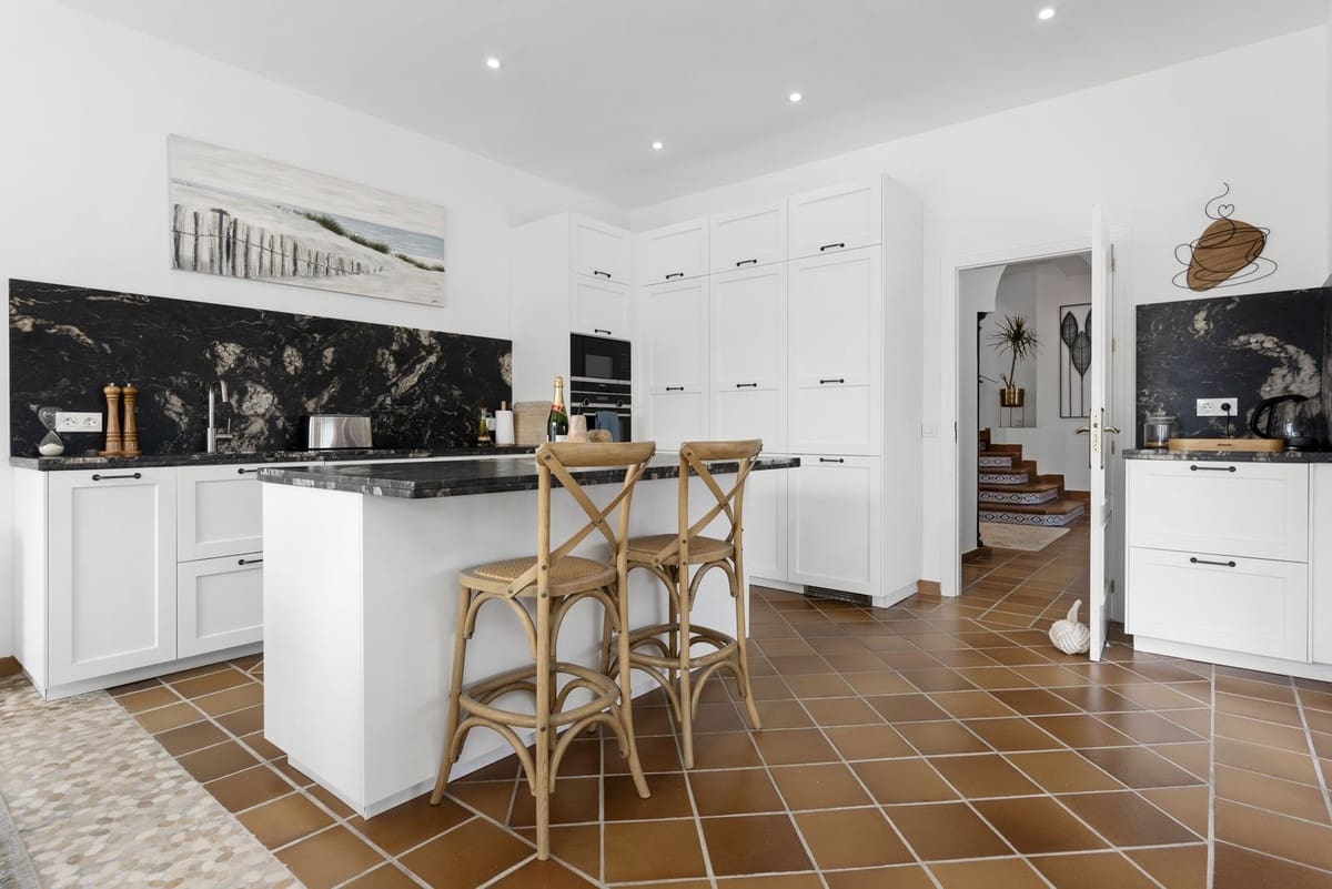 5 bedroom Villa for sale in Marbella with pool garage - € 2,350,000 (Ref: 9451166)