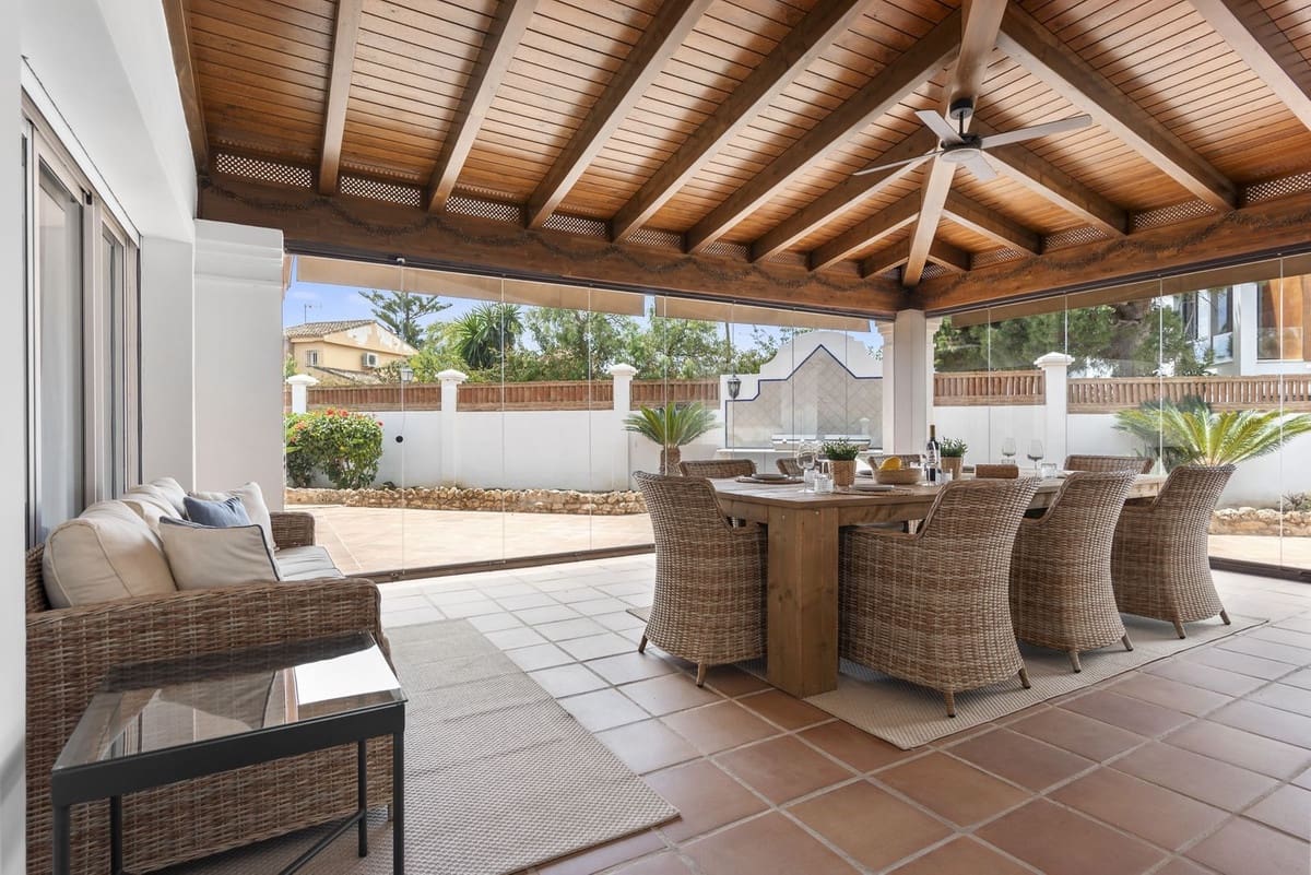 5 bedroom Villa for sale in Marbella with pool garage - € 2,350,000 (Ref: 9451166)