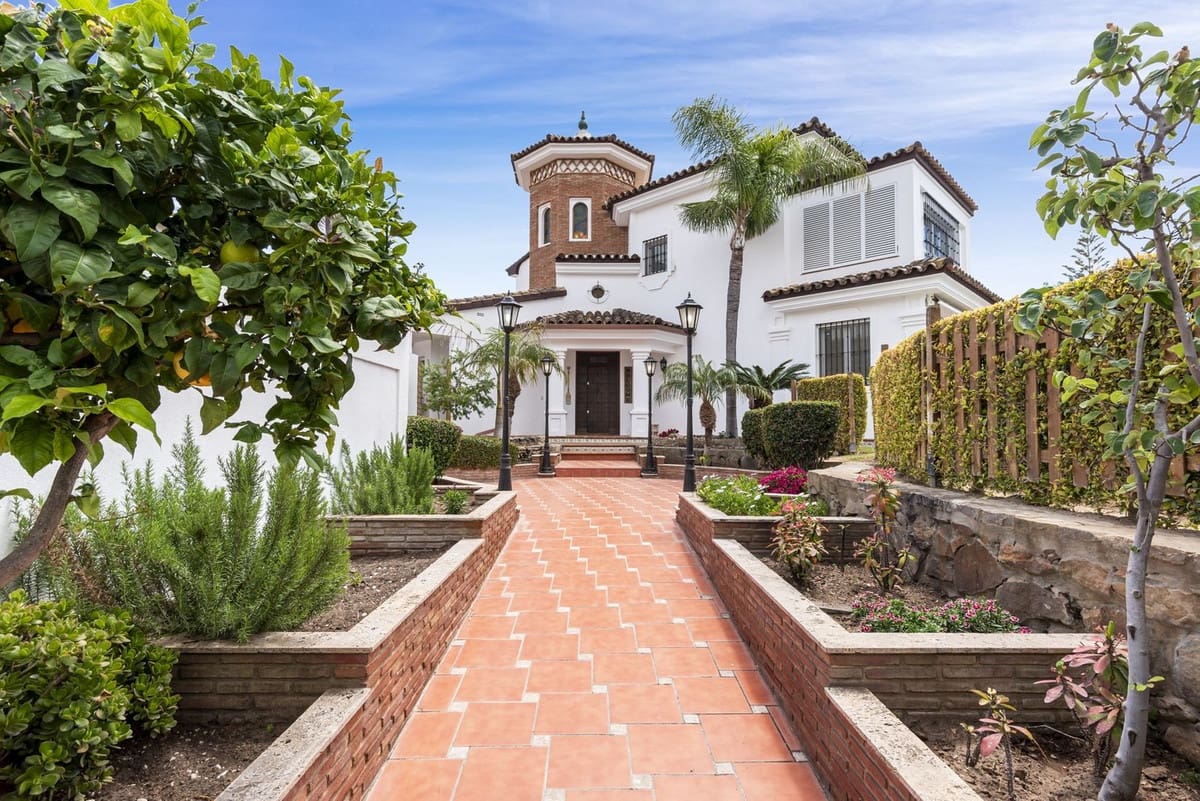 5 bedroom Villa for sale in Marbella with pool garage - € 2,350,000 (Ref: 9451166)