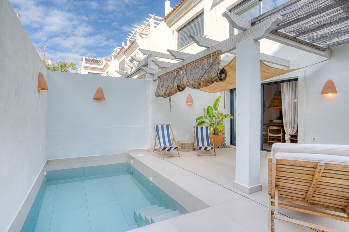 3 soveværelse Byhus til salg i Estepona med swimmingpool garage - € 549.900 (Ref: 9451380)