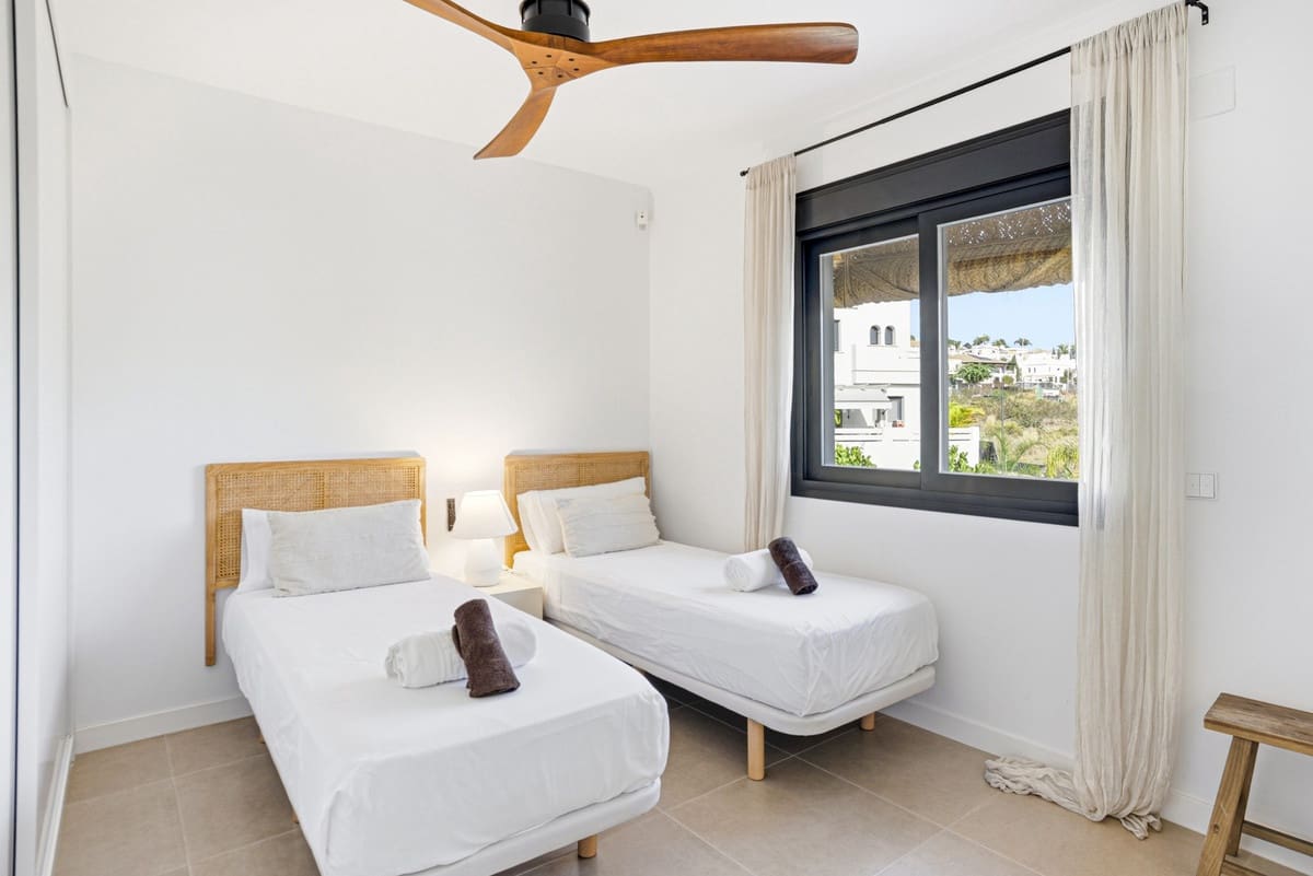 3 soveværelse Byhus til salg i Estepona med swimmingpool garage - € 549.900 (Ref: 9451380)