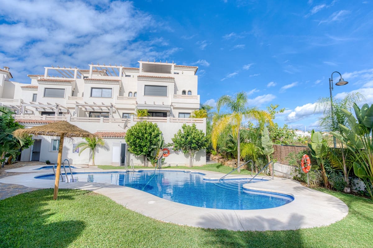 3 soveværelse Byhus til salg i Estepona med swimmingpool garage - € 549.900 (Ref: 9451380)