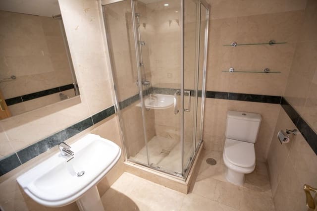 2 quarto Apartamento para venda em Estepona com piscina garagem - 369 500 € (Ref: 9451485)