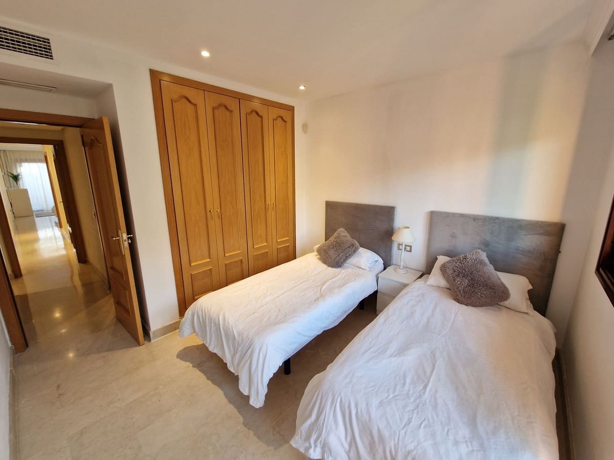 2 quarto Apartamento para venda em Estepona com piscina garagem - 369 500 € (Ref: 9451485)