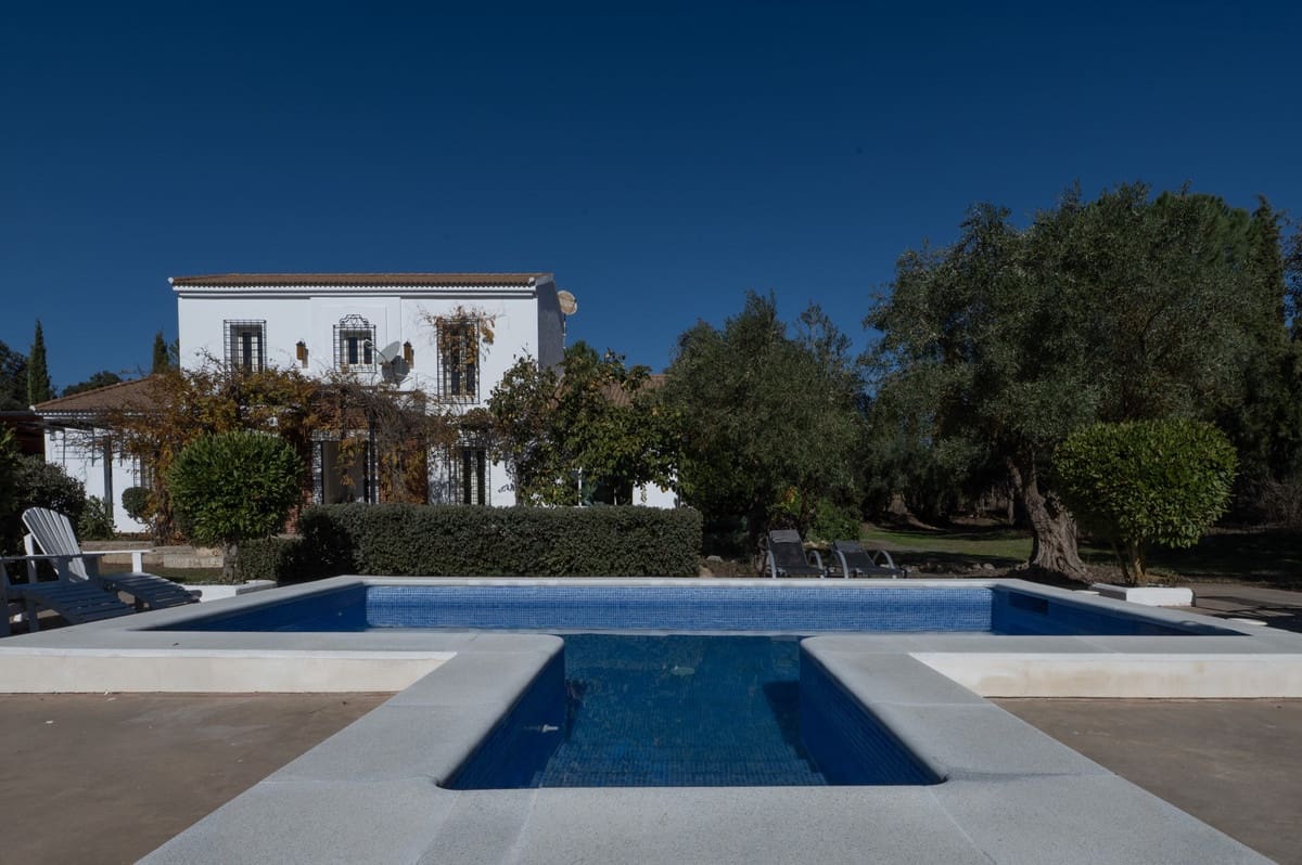 Chalet de 4 habitaciones en Archidona en venta con piscina garaje - 519.000 € (Ref: 9453451)