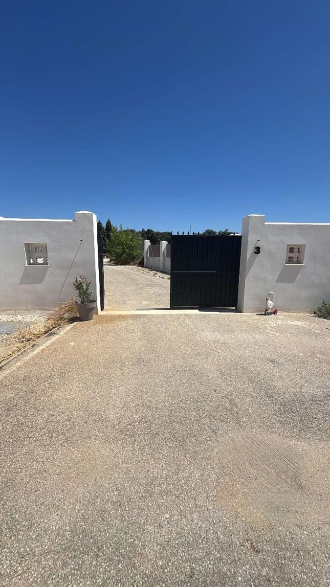 Chalet de 4 habitaciones en Archidona en venta con piscina garaje - 519.000 € (Ref: 9453451)