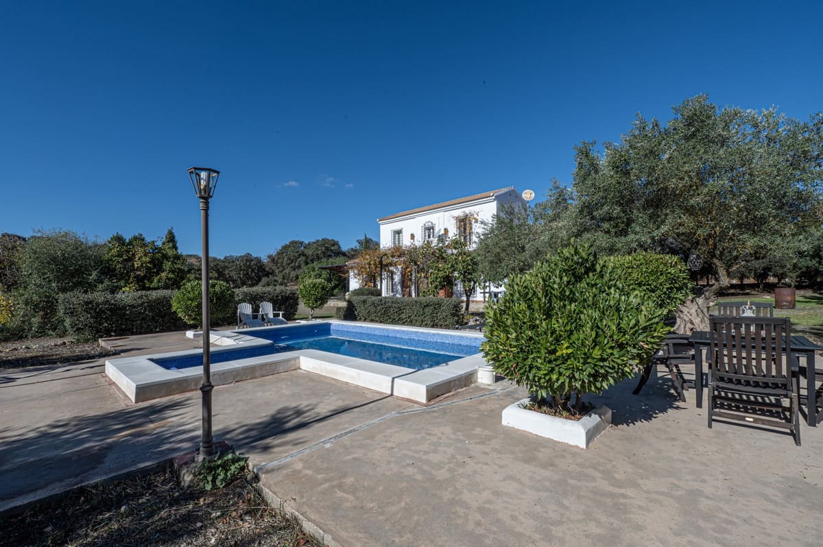 Chalet de 4 habitaciones en Archidona en venta con piscina garaje - 519.000 € (Ref: 9453451)