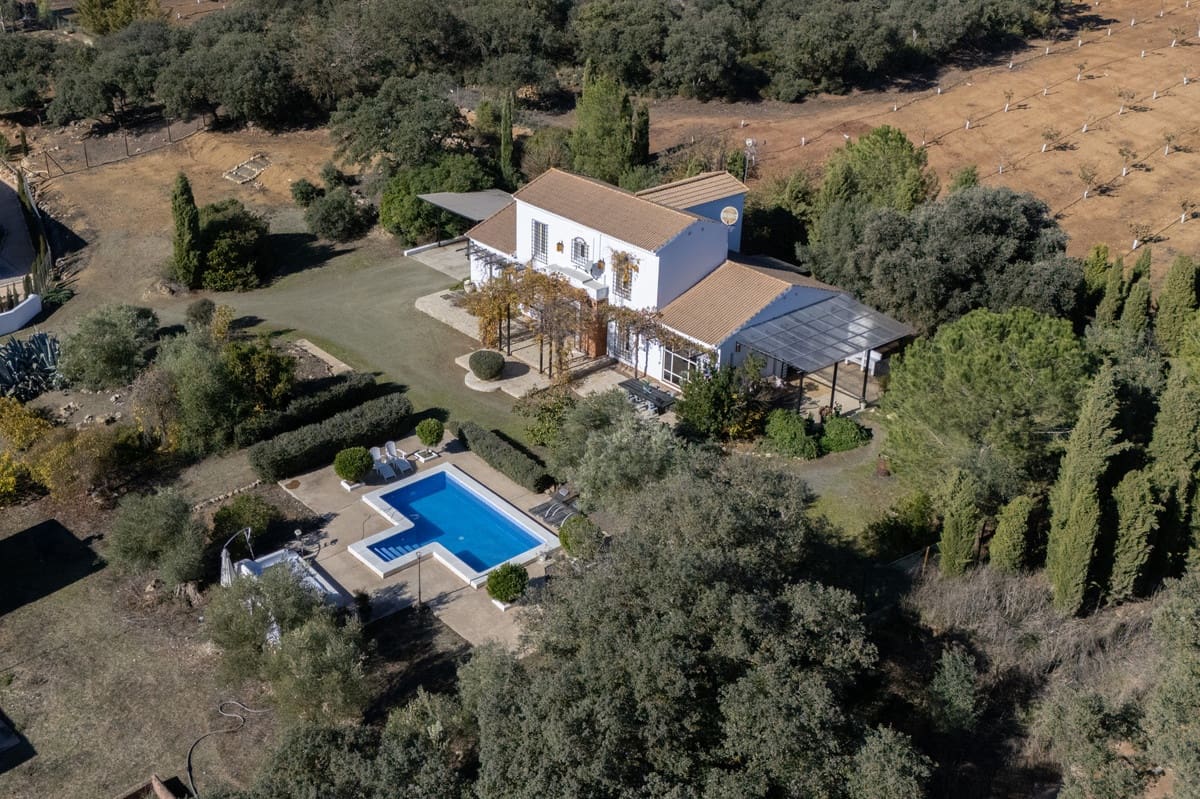 Chalet de 4 habitaciones en Archidona en venta con piscina garaje - 519.000 € (Ref: 9453451)