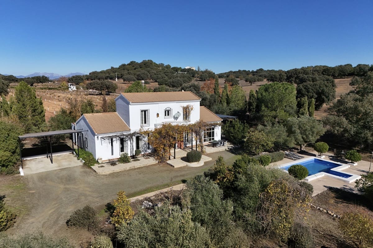 Chalet de 4 habitaciones en Archidona en venta con piscina garaje - 519.000 € (Ref: 9453451)