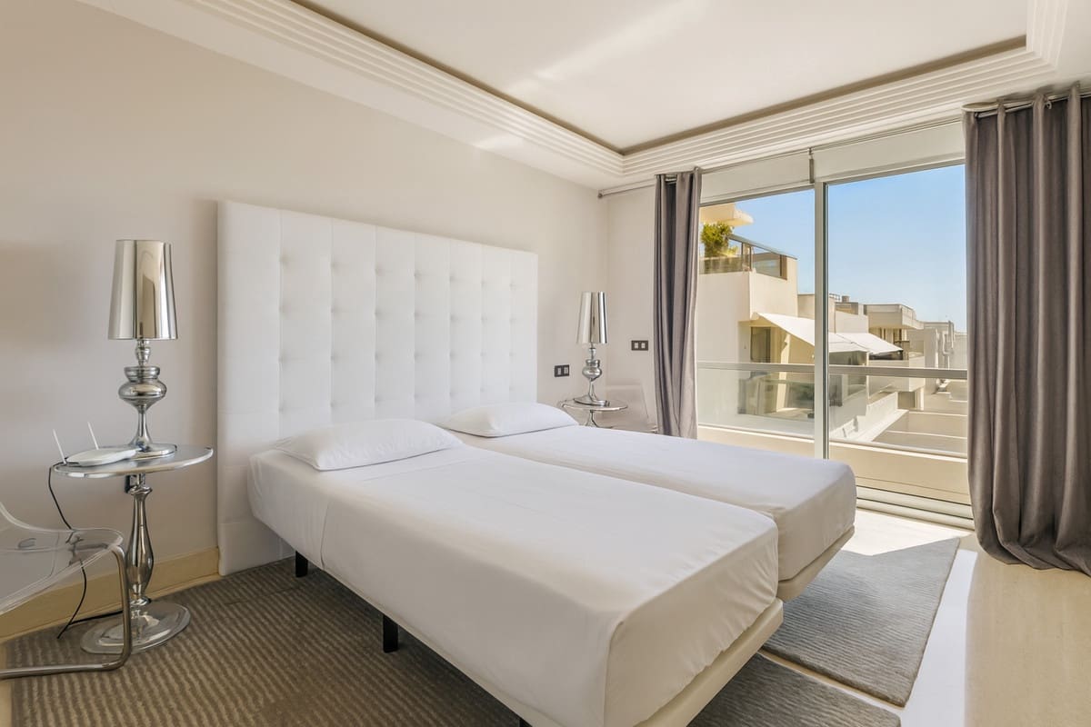 2 bedroom Apartment for sale in Benahavis with pool garage - € 675,000 (Ref: 9453465)