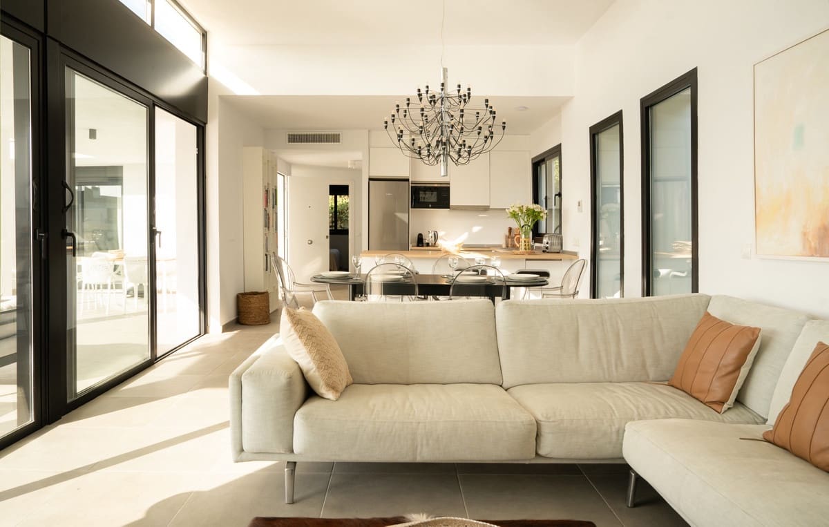 3 sypialnia Willa na sprzedaż w Estepona z basenem garażem - 995 000 € (Ref: 9453491)