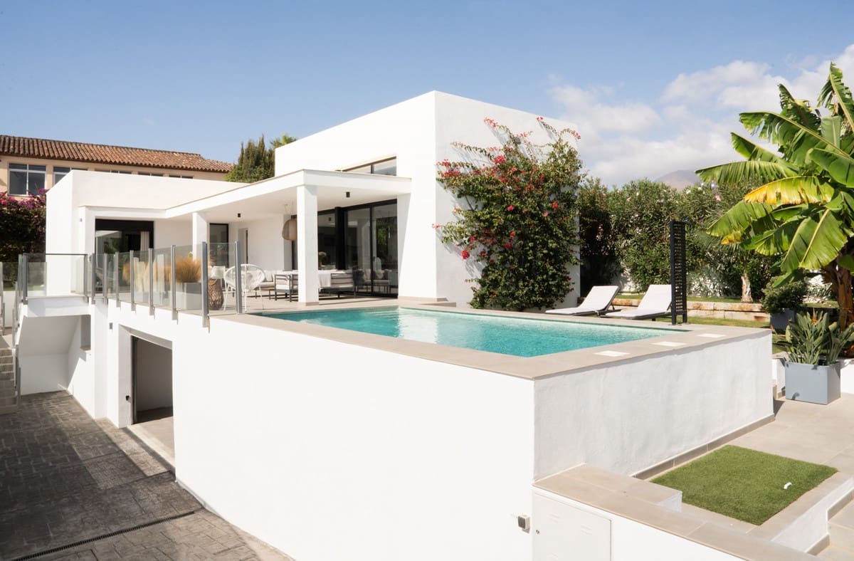 3 sypialnia Willa na sprzedaż w Estepona z basenem garażem - 995 000 € (Ref: 9453491)