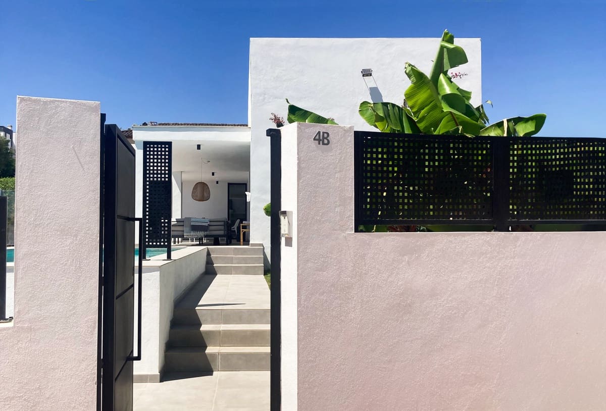 3 sypialnia Willa na sprzedaż w Estepona z basenem garażem - 995 000 € (Ref: 9453491)