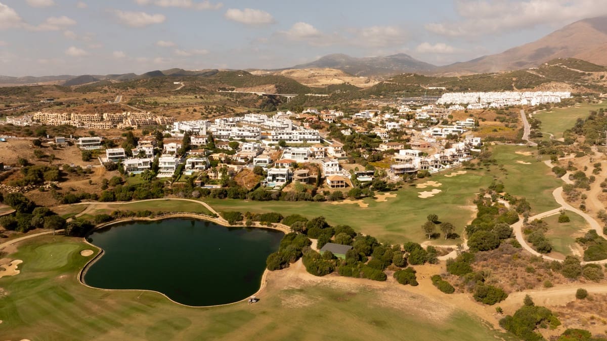 3 sypialnia Willa na sprzedaż w Estepona z basenem garażem - 995 000 € (Ref: 9453491)