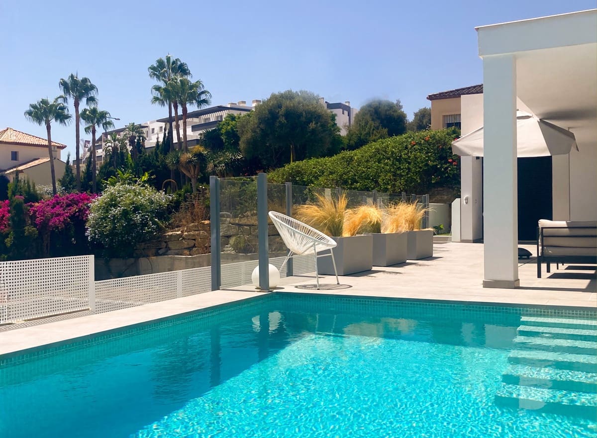 3 sypialnia Willa na sprzedaż w Estepona z basenem garażem - 995 000 € (Ref: 9453491)