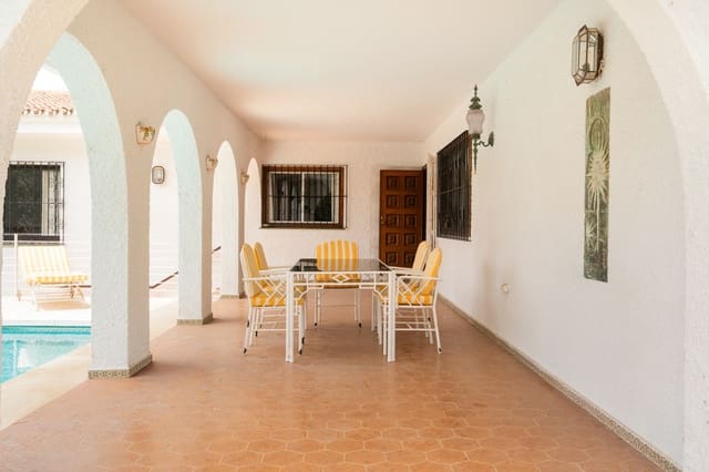 3 soveværelse Villa til salg i San Pedro de Alcantara, Marbella med swimmingpool garage - € 1.095.000 (Ref: 9453493)