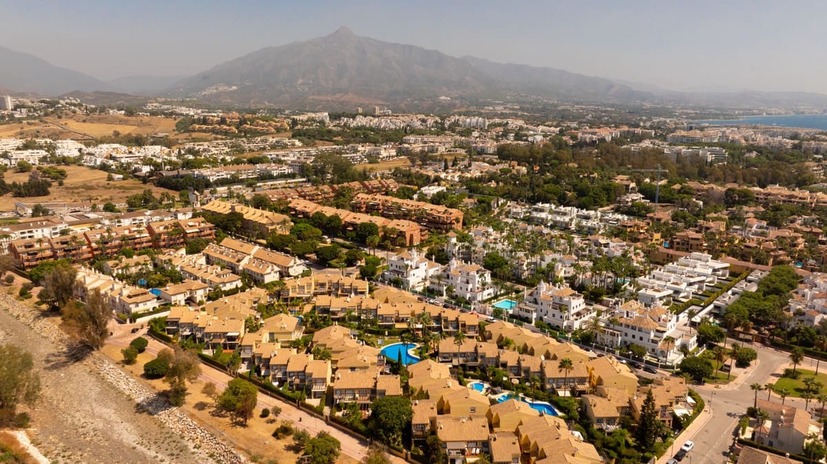 4 bedroom Townhouse for sale in Puerto Banus with pool garage - € 1,450,000 (Ref: 9453495)