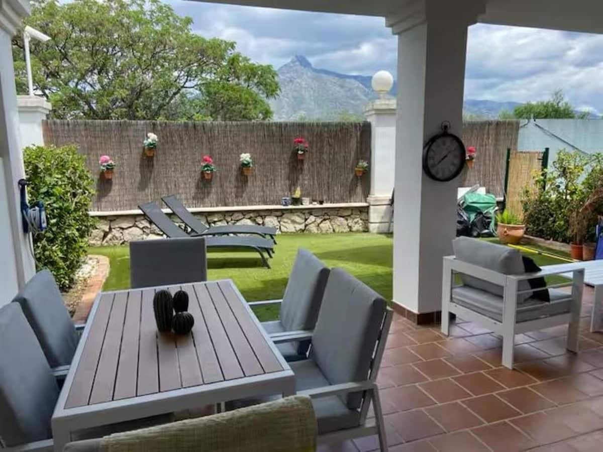 2 soverom Leilighet til salgs i Aloha Golf med svømmebasseng garasje - € 445 000 (Ref: 9465727)