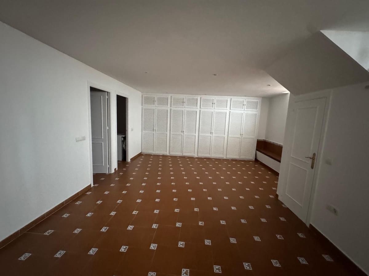 4 soverom Hus til salgs i Marbella med svømmebasseng garasje - € 1 050 000 (Ref: 9465735)