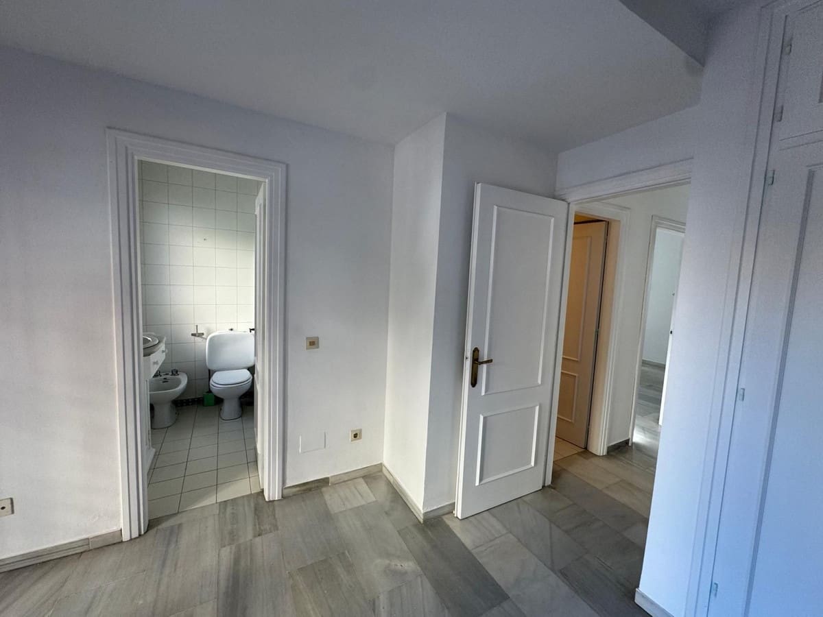 4 soverom Hus til salgs i Marbella med svømmebasseng garasje - € 1 050 000 (Ref: 9465735)