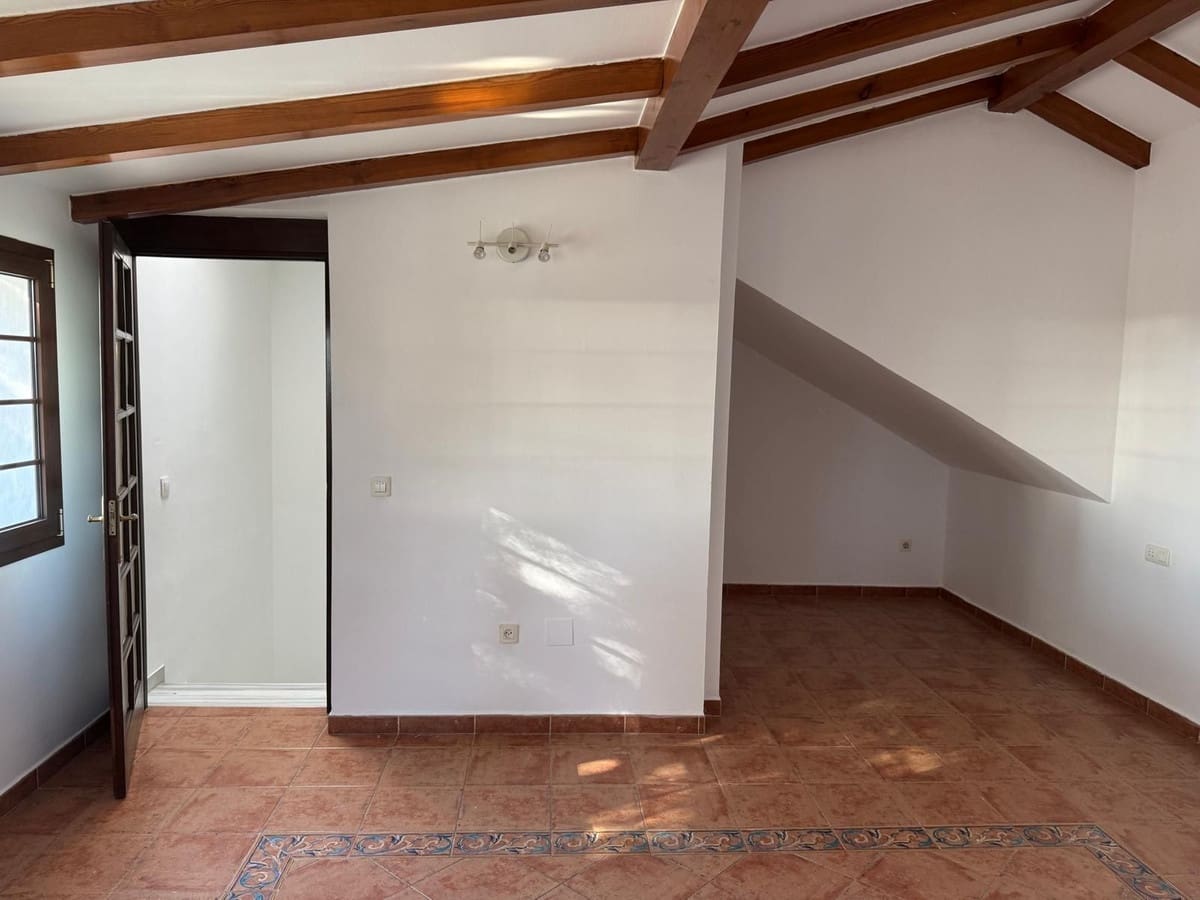 4 soverom Hus til salgs i Marbella med svømmebasseng garasje - € 1 050 000 (Ref: 9465735)