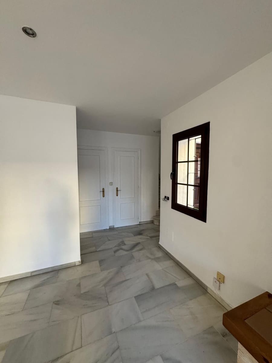 4 soverom Hus til salgs i Marbella med svømmebasseng garasje - € 1 050 000 (Ref: 9465735)