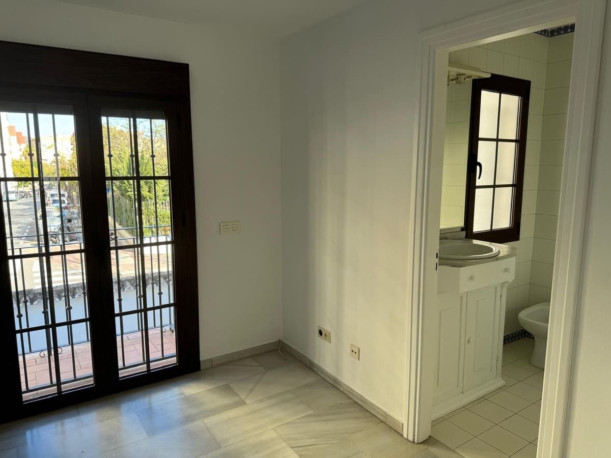 4 soverom Hus til salgs i Marbella med svømmebasseng garasje - € 1 050 000 (Ref: 9465735)