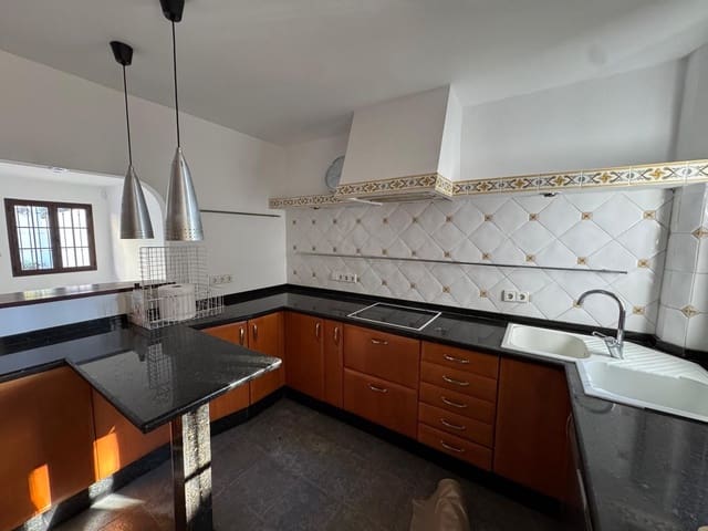 4 soverom Hus til salgs i Marbella med svømmebasseng garasje - € 1 050 000 (Ref: 9465735)