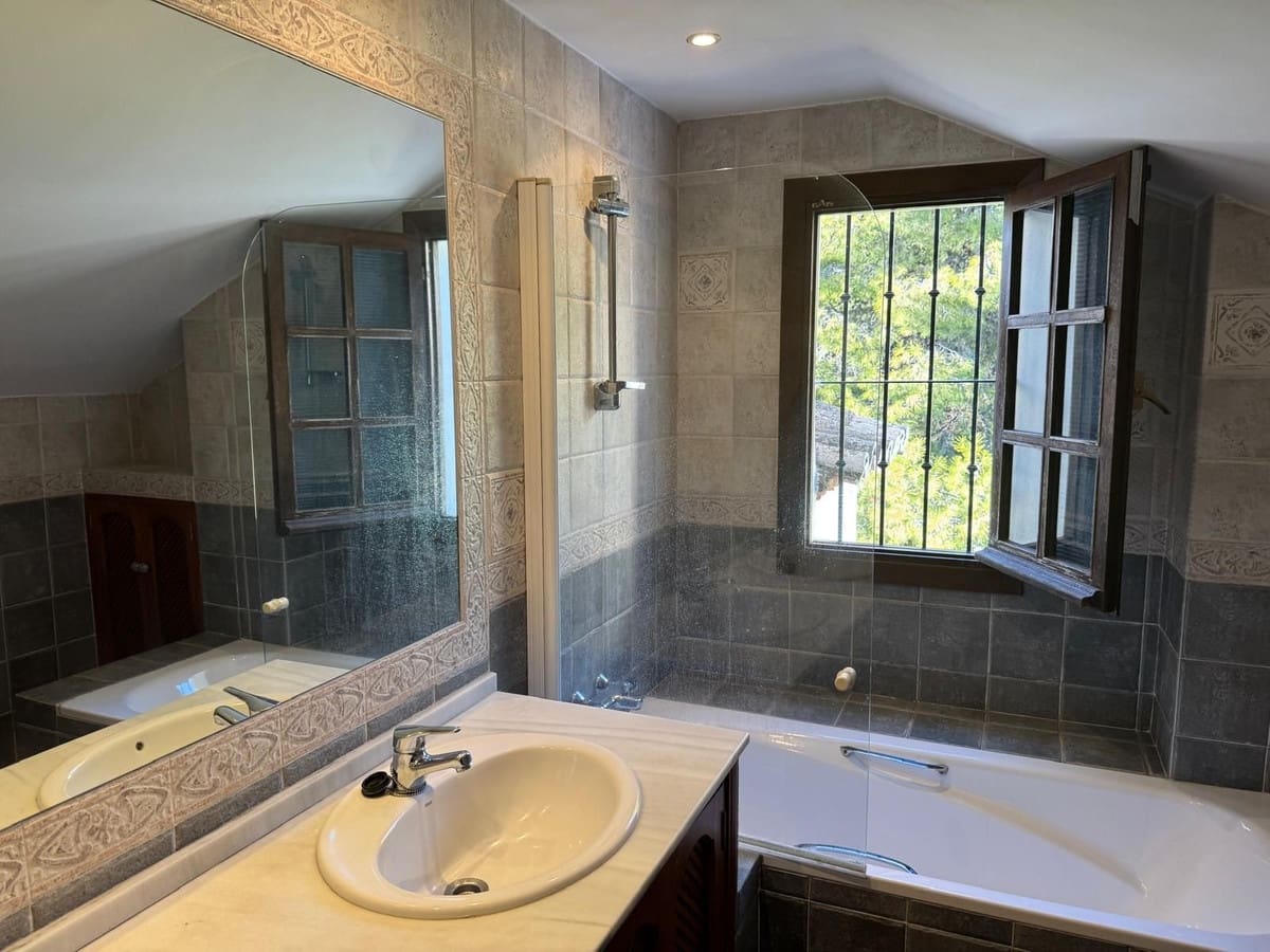 4 soverom Hus til salgs i Marbella med svømmebasseng garasje - € 1 050 000 (Ref: 9465735)