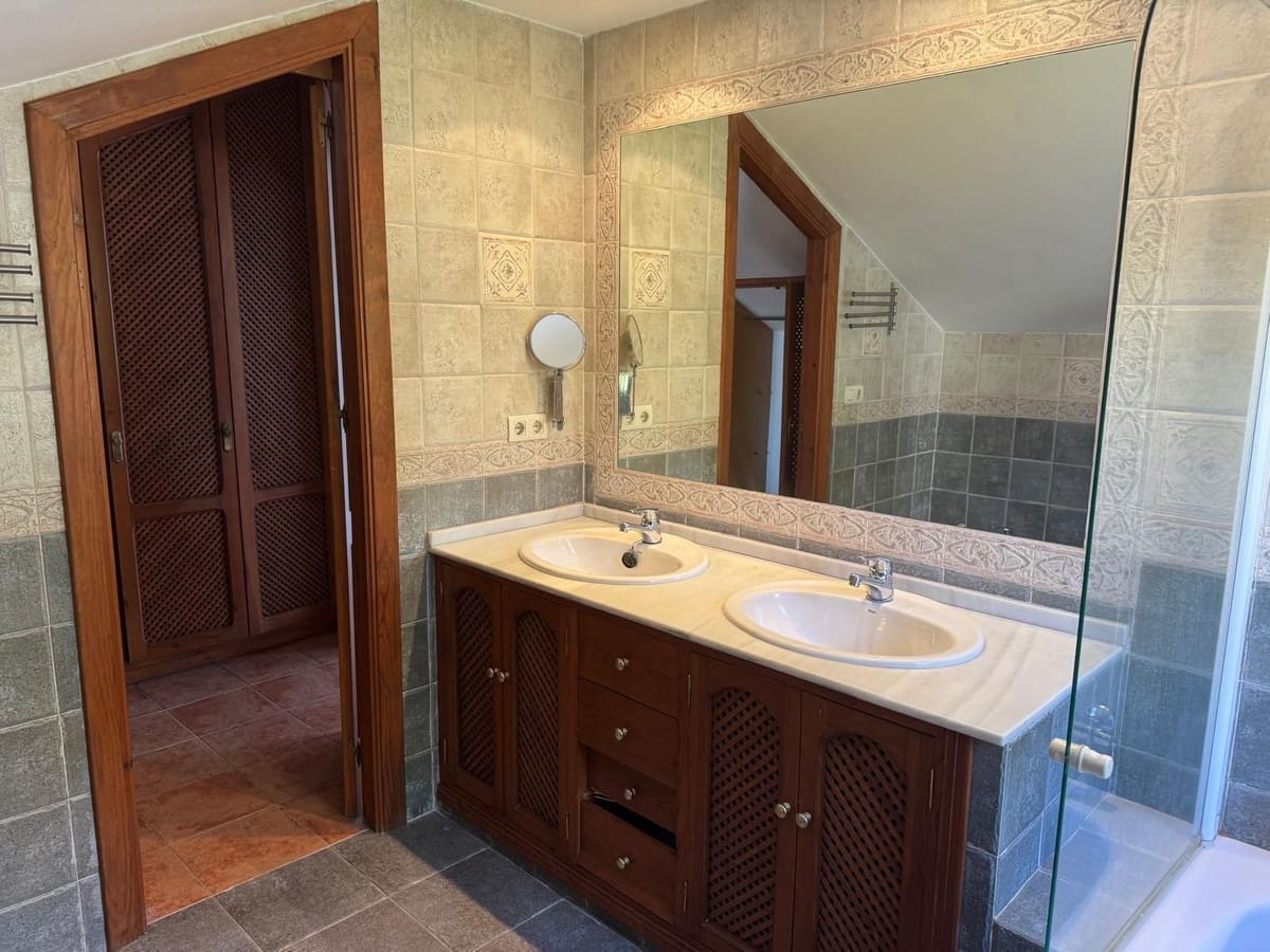 4 soverom Hus til salgs i Marbella med svømmebasseng garasje - € 1 050 000 (Ref: 9465735)