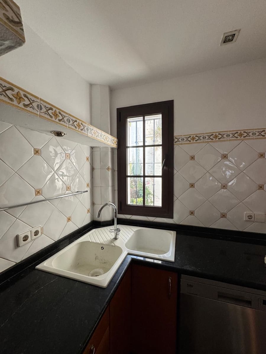 4 soverom Hus til salgs i Marbella med svømmebasseng garasje - € 1 050 000 (Ref: 9465735)