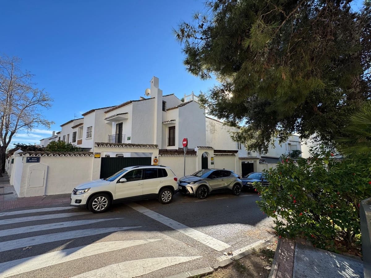 4 soverom Hus til salgs i Marbella med svømmebasseng garasje - € 1 050 000 (Ref: 9465735)