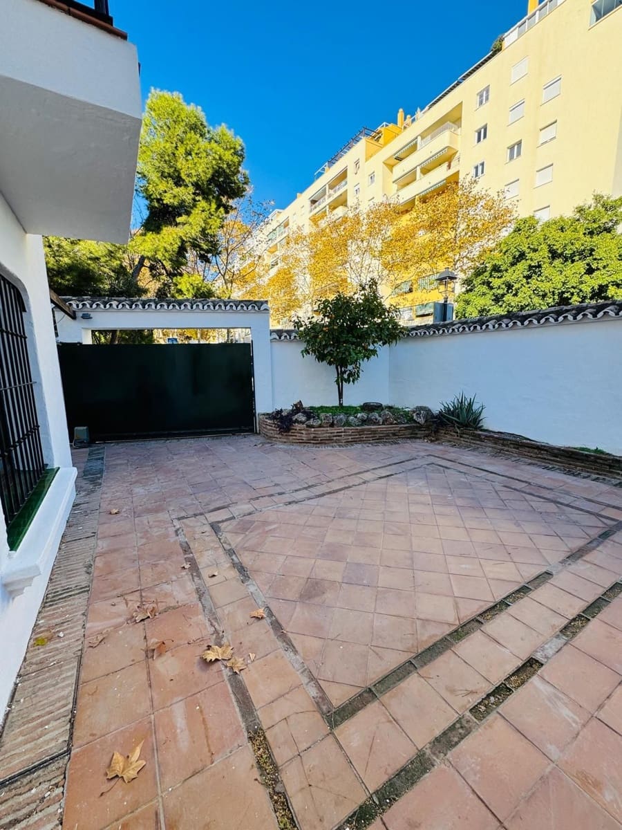 4 soverom Hus til salgs i Marbella med svømmebasseng garasje - € 1 050 000 (Ref: 9465735)