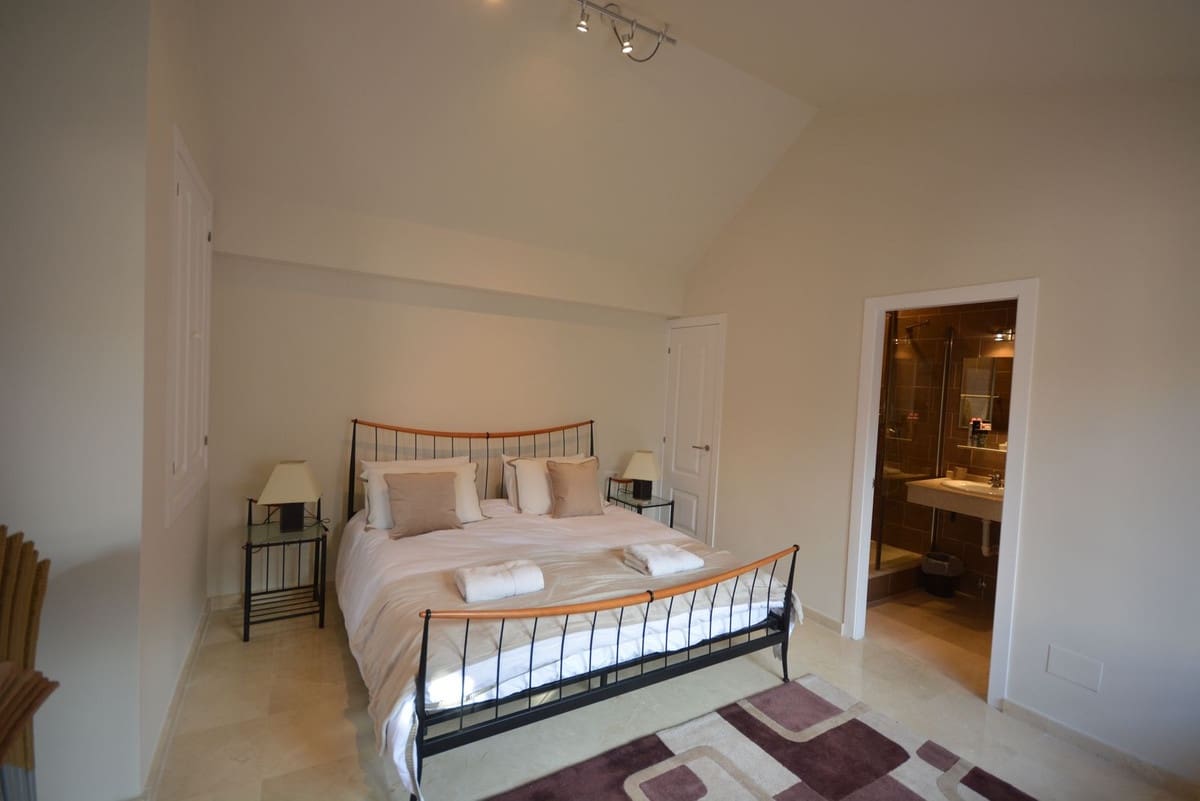 4 bedroom Penthouse for sale in La Duquesa / Puerto de la Duquesa with pool garage - € 330,000 (Ref: 9465739)