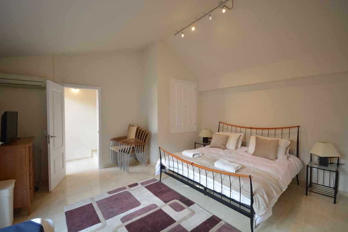 4 bedroom Penthouse for sale in La Duquesa / Puerto de la Duquesa with pool garage - € 330,000 (Ref: 9465739)