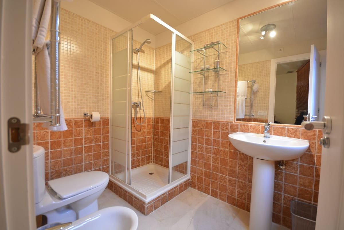 4 bedroom Penthouse for sale in La Duquesa / Puerto de la Duquesa with pool garage - € 330,000 (Ref: 9465739)