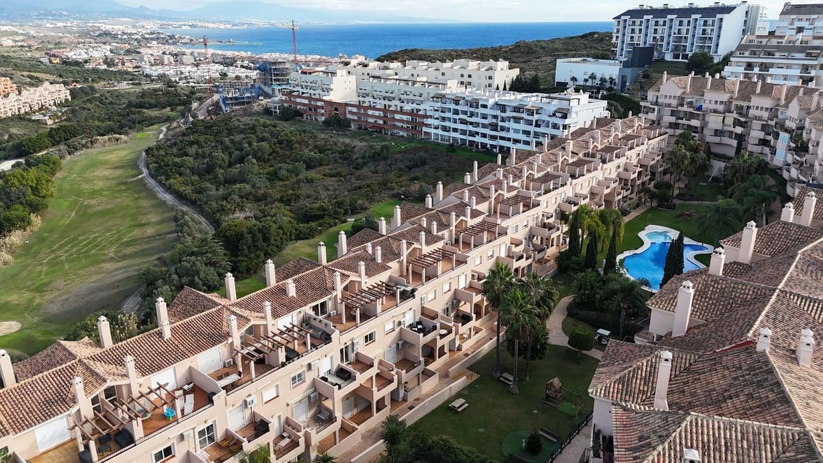 4 bedroom Penthouse for sale in La Duquesa / Puerto de la Duquesa with pool garage - € 330,000 (Ref: 9465739)