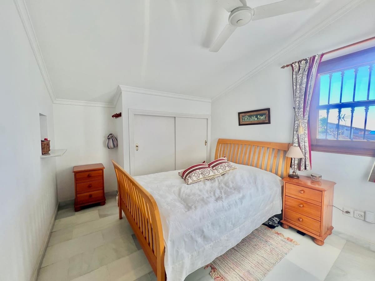 3 sovrum Semi-fristående Villa till salu i Estepona med pool - 595 000 € (Ref: 9465740)