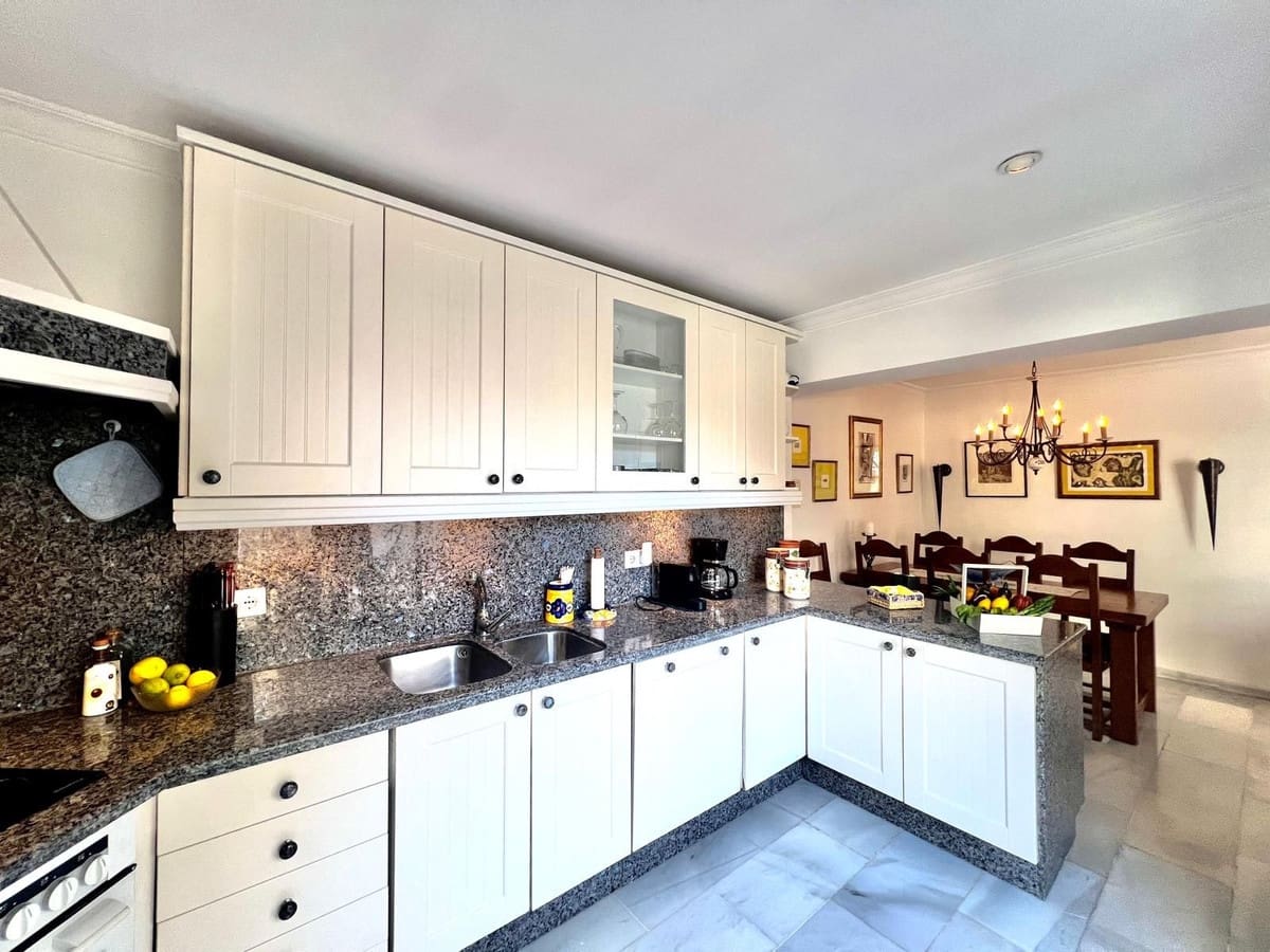 3 sovrum Semi-fristående Villa till salu i Estepona med pool - 595 000 € (Ref: 9465740)