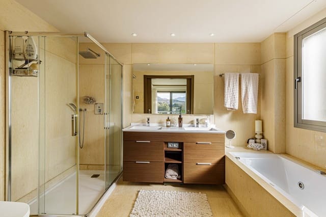 3 bedroom Apartment for sale in Los Arqueros - Puerto del Almendro, Benahavís with pool garage - € 875,000 (Ref: 9471634)