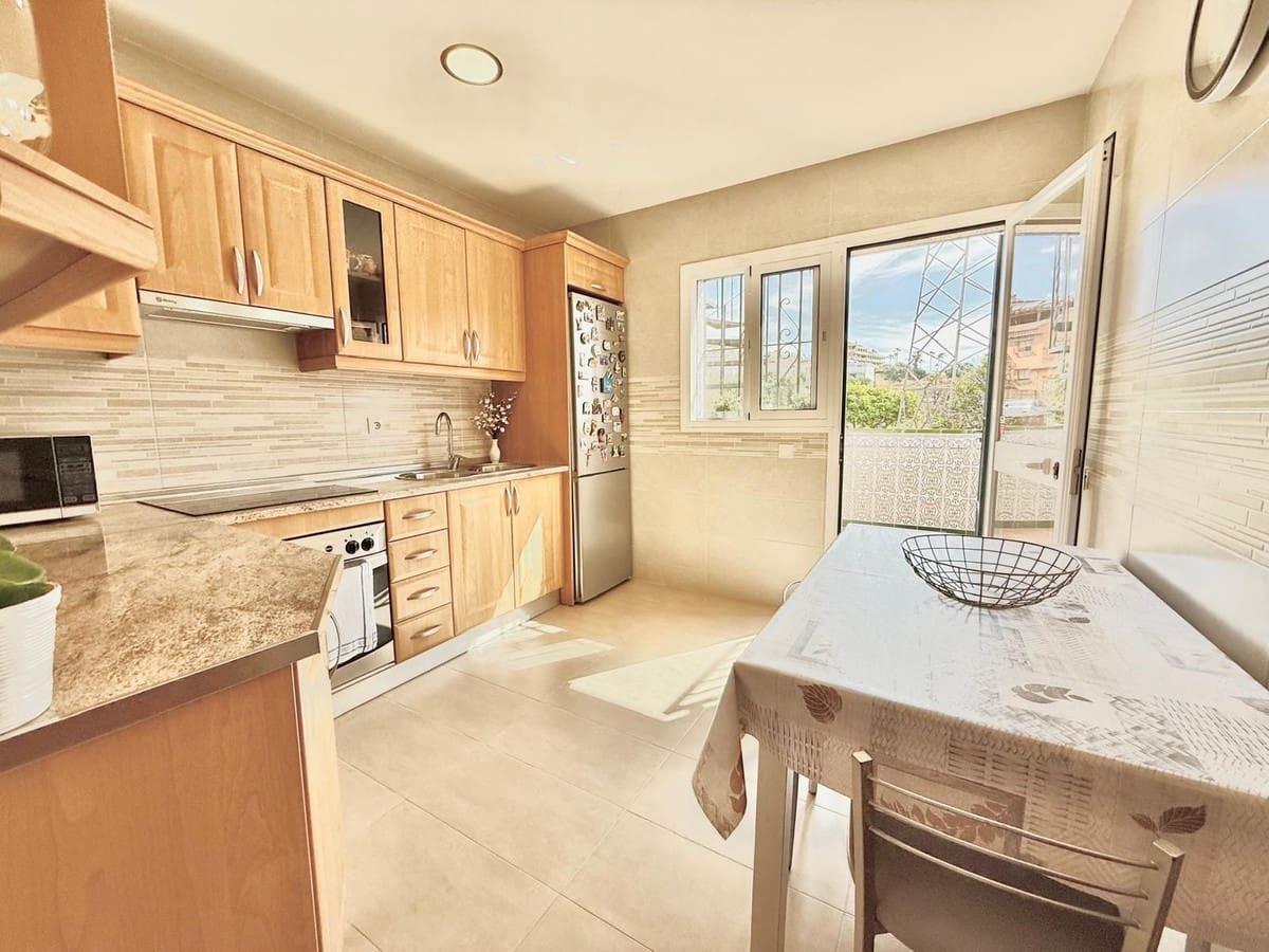 3 makuuhuone Omakotitalo myytävänä paikassa Fuengirola mukana uima-altaan 
autotalli - 359 000 € (Ref: 9478870)