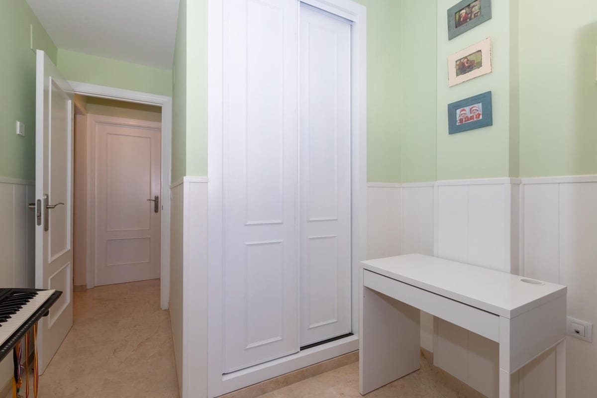 3 makuuhuone Huoneisto myytävänä paikassa Estepona mukana uima-altaan 
autotalli - 365 000 € (Ref: 9478877)