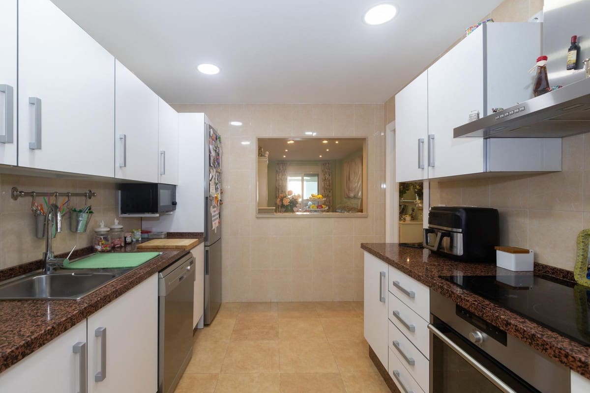 3 makuuhuone Huoneisto myytävänä paikassa Estepona mukana uima-altaan 
autotalli - 365 000 € (Ref: 9478877)