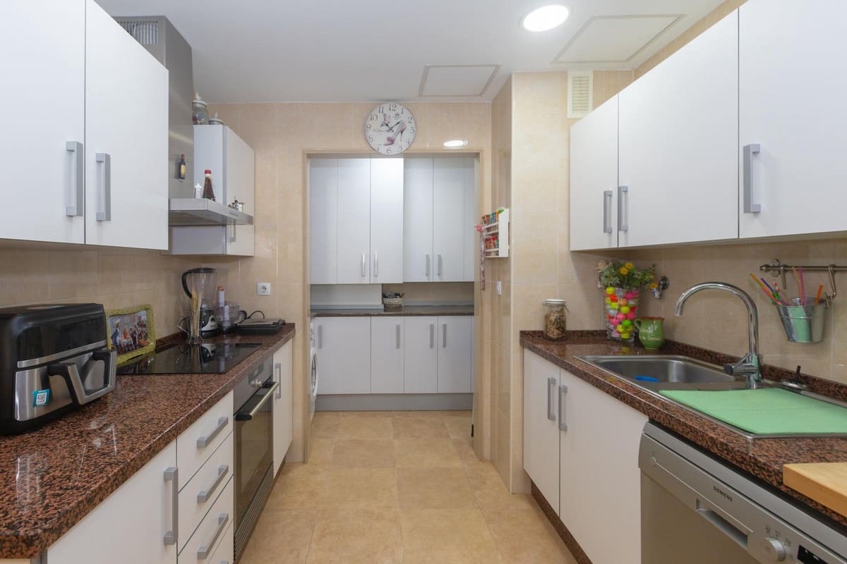 3 makuuhuone Huoneisto myytävänä paikassa Estepona mukana uima-altaan 
autotalli - 365 000 € (Ref: 9478877)