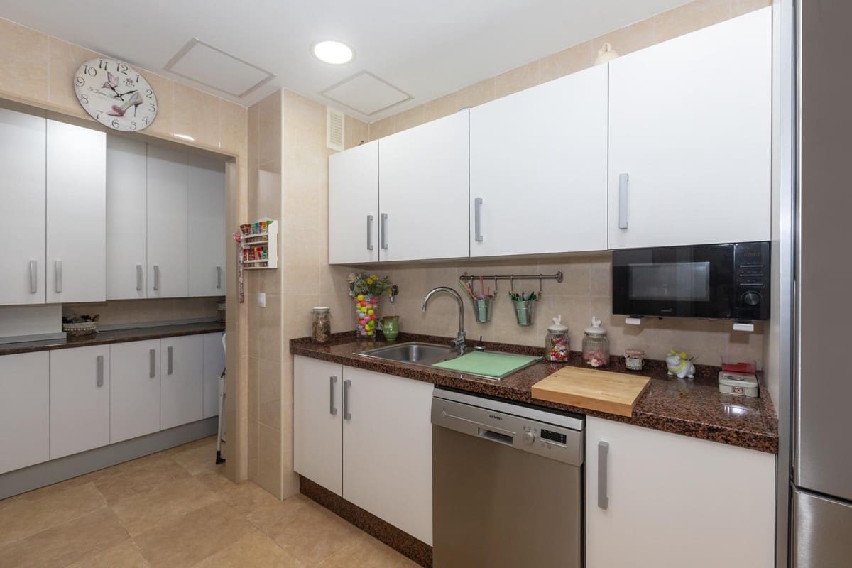 3 makuuhuone Huoneisto myytävänä paikassa Estepona mukana uima-altaan 
autotalli - 365 000 € (Ref: 9478877)